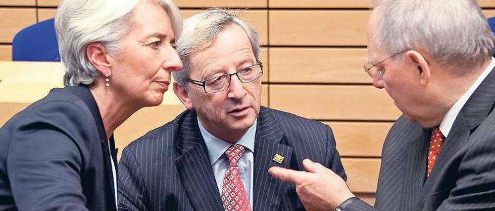 Streit auf offener Bühne. IWF-Chefin Lagarde (l.) fordert einen Schuldenschnitt für Athen, den Euro-Gruppenchef Juncker (M.) und Finanzminister Schäuble ablehnen.