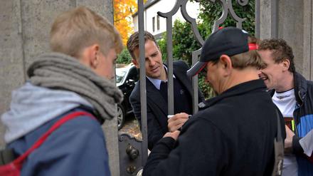 Mal rausschauen. Teammanager Oliver Bierhoff kam kurz bei den Fans vorbei.