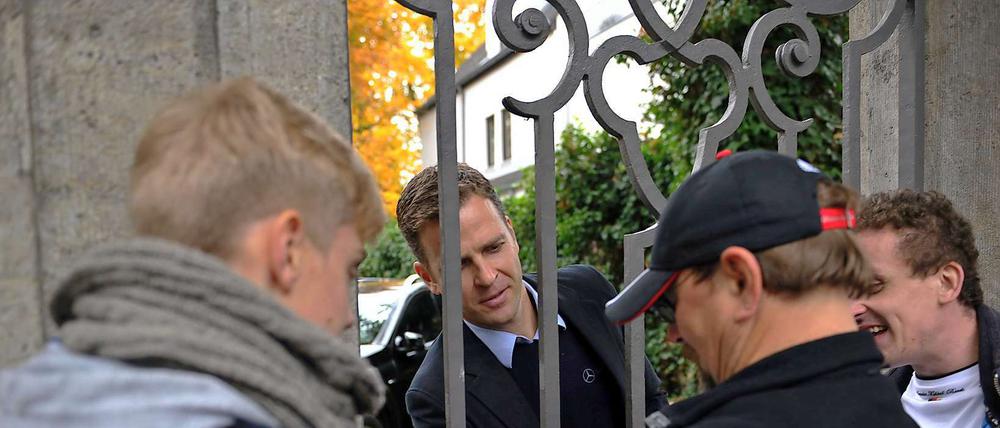 Mal rausschauen. Teammanager Oliver Bierhoff kam kurz bei den Fans vorbei.
