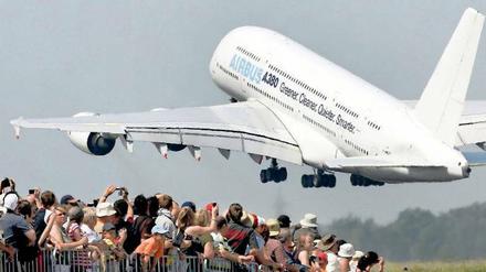 Unter Fluggastbrücken sollst du gehen. Bisher ist der Airbus nur zur ILA gelandet (großes Bild) oder zur Namenstaufe in Tegel . Da reichten Treppen, die herangekarrt wurden. Später sollen Passagiere eine spezielle Fluggastbrücke nutzen, die nicht nur groß ist, sondern auch speziell gestaltet: An der A-380-Brücke ist ein Kunstwerk befestigt, das ein Armband darstellt aus 66 Kugeln, die beleuchtet werden können (kleines Bild, hinten). 