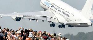 Unter Fluggastbrücken sollst du gehen. Bisher ist der Airbus nur zur ILA gelandet (großes Bild) oder zur Namenstaufe in Tegel . Da reichten Treppen, die herangekarrt wurden. Später sollen Passagiere eine spezielle Fluggastbrücke nutzen, die nicht nur groß ist, sondern auch speziell gestaltet: An der A-380-Brücke ist ein Kunstwerk befestigt, das ein Armband darstellt aus 66 Kugeln, die beleuchtet werden können (kleines Bild, hinten). 