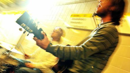 Subkultur. Auf den U-Bahnhöfen ist Musikmachen erlaubt, aber vor dem Auftritt ist eine Genehmigung einzuholen. 