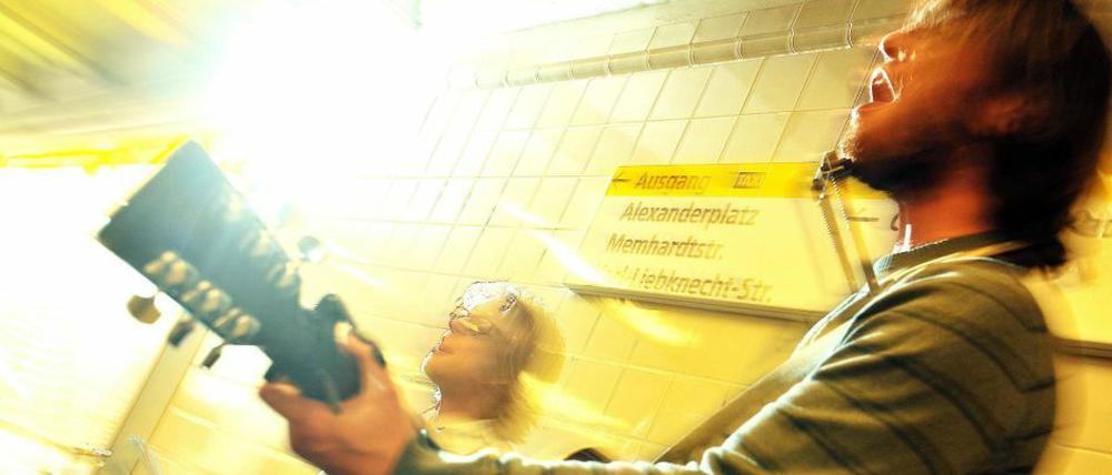 Subkultur. Auf den U-Bahnhöfen ist Musikmachen erlaubt, aber vor dem Auftritt ist eine Genehmigung einzuholen. 