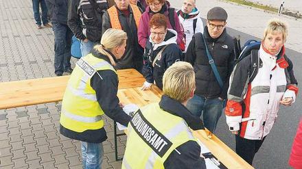 Durchzählen bitte! 10 500 Anwohner mussten ihre Wohnungen verlassen. Foto: dapd
