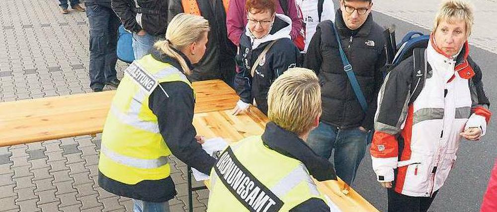 Durchzählen bitte! 10 500 Anwohner mussten ihre Wohnungen verlassen. Foto: dapd