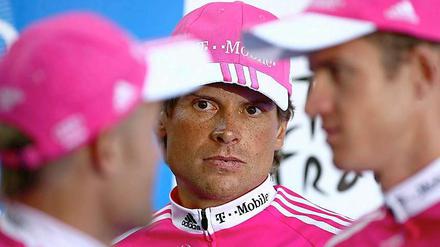 Jan Ullrich bestreitet bis heute, dass er gedopt hat. Die Beweislast ist weiterhin zwar drückend, doch nachzuweisen war ihm bisher kaum etwas. Nun hat sein ehemaliger sportlicher Leiter unumwunden zugegeben, dass zumindest um die Jahrtausendwende auch im Team Telekom munter Epo genommen wurde. 