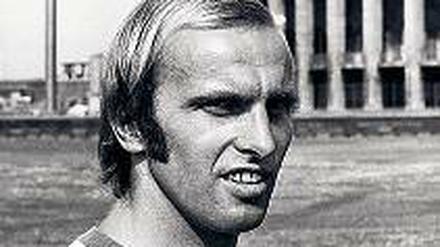 Blick nach Osten. Hertha-Idol Erich Beer 1975 am Olympiastadion. Foto: dpa