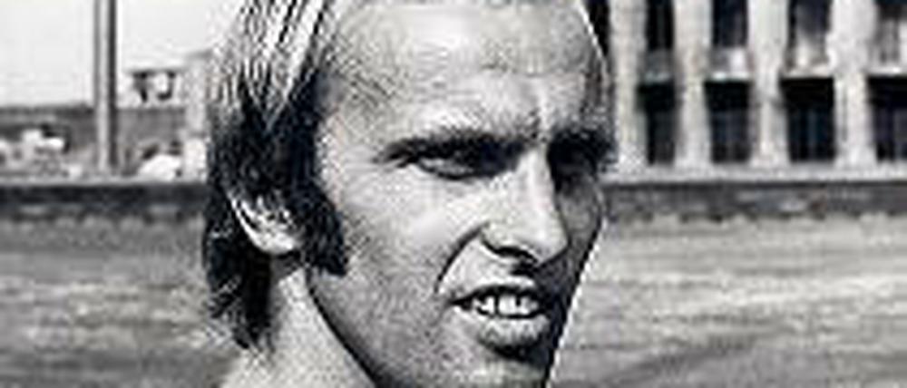Blick nach Osten. Hertha-Idol Erich Beer 1975 am Olympiastadion. Foto: dpa