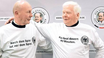 Legenden unter sich. Helmut Haller, Vizeweltmeister von 1966 (rechts), und Horst Eckel, der 1954 in Bern den Titel gewann, bei einer Wohltätigkeitsveranstaltung. Foto: dapd