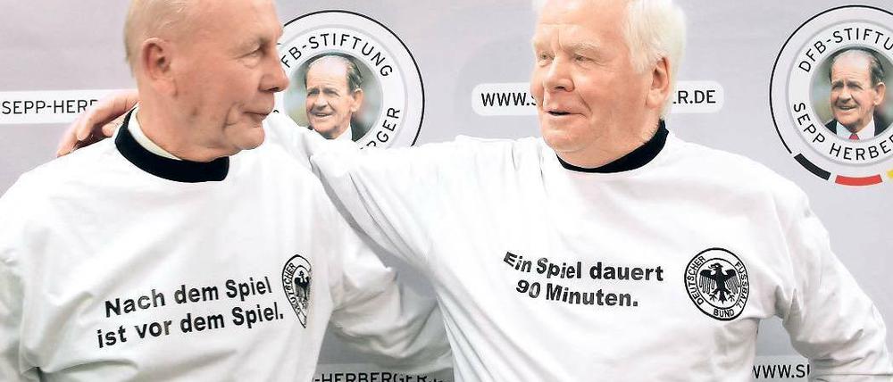 Legenden unter sich. Helmut Haller, Vizeweltmeister von 1966 (rechts), und Horst Eckel, der 1954 in Bern den Titel gewann, bei einer Wohltätigkeitsveranstaltung. Foto: dapd