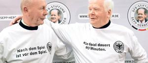 Legenden unter sich. Helmut Haller, Vizeweltmeister von 1966 (rechts), und Horst Eckel, der 1954 in Bern den Titel gewann, bei einer Wohltätigkeitsveranstaltung. Foto: dapd