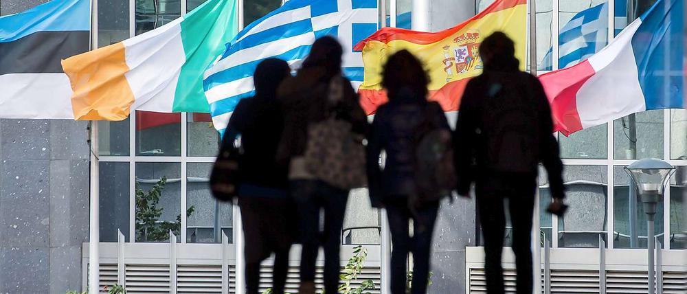 Ein Preis für uns alle. Bürger Europas vor dem Gebäude des Europäischen Parlaments in Brüssel.