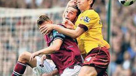 Wieder auf Kurs. Per Mertesacker (in gelb) spielte in West Ham durch. Foto: dapd