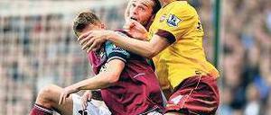 Wieder auf Kurs. Per Mertesacker (in gelb) spielte in West Ham durch. Foto: dapd