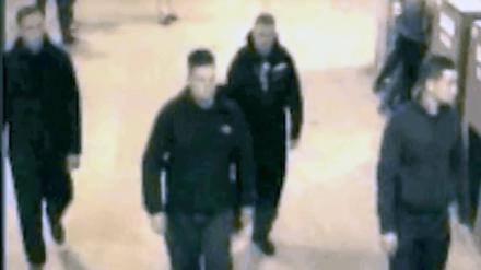 Diese Männer könnten gesehen haben, wie der behinderte Hertha-Fan am Bahnsteig fast erdrosselt wurde.