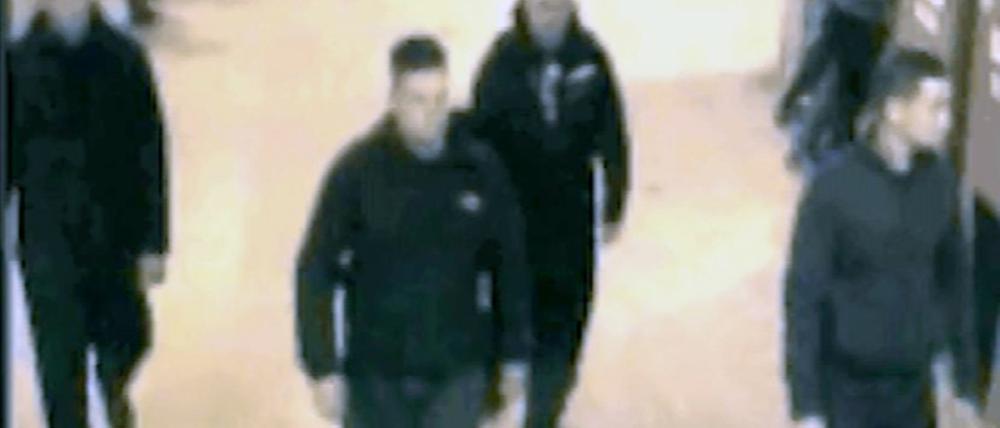Diese Männer könnten gesehen haben, wie der behinderte Hertha-Fan am Bahnsteig fast erdrosselt wurde.