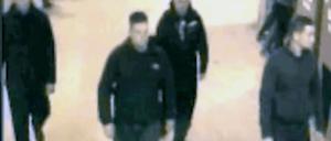 Diese Männer könnten gesehen haben, wie der behinderte Hertha-Fan am Bahnsteig fast erdrosselt wurde.