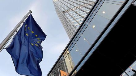 Eine Euroflagge vor der EZB in Frankfurt. Am Montag soll der ESM in Kraft gesetzt werden. Viele Deutsche sind skeptisch.