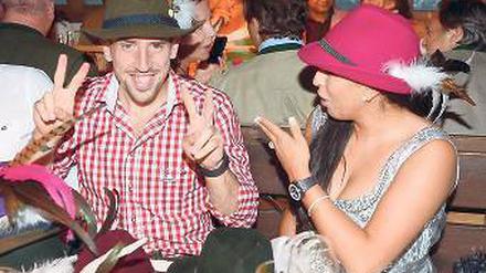 Oberförster Ribéry mit Frau.Foto: dpa