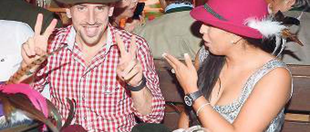 Oberförster Ribéry mit Frau.Foto: dpa