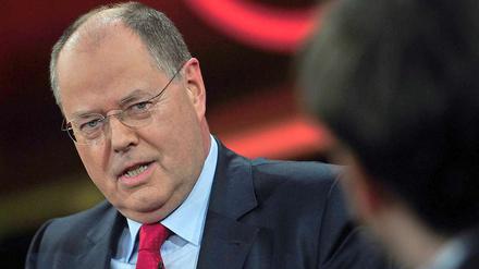 Peer Steinbrück (SPD) muss sich derzeit vielen Fragen zu seinen Nebeneinkünften stellen.