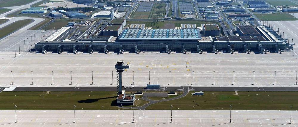 Es ist ein Kreuz. Die gesperrte Start- und Landebahn des neuen Großflughafens ist zum Sinnbild für die andauernde Krise auf der BER-Baustelle geworden. Ein Ende der schlechten Nachrichten aus Schönefeld ist bisher nicht absehbar.