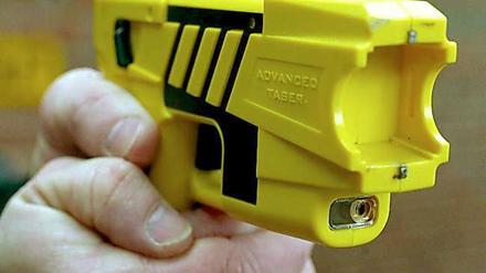 Immer noch gilt der Taser rechtlich als „Waffe“ und nicht als „Hilfsmittel wie zum Beispiel der Gummiknüppel.