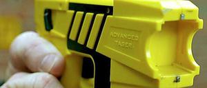 Immer noch gilt der Taser rechtlich als „Waffe“ und nicht als „Hilfsmittel wie zum Beispiel der Gummiknüppel.