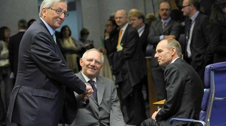 Zufriedene Gesichter: Luxemburgs Premierminister und Euro-Gruppenchef Jean Claude Juncker (rechts) im Gespräch mit dem deutschen Finanzminister Wolfgang Schäuble (Mitte) und Luc Frieden (links), Finanzminister aus Luxemburg.