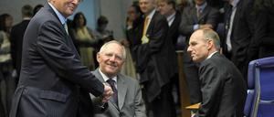Zufriedene Gesichter: Luxemburgs Premierminister und Euro-Gruppenchef Jean Claude Juncker (rechts) im Gespräch mit dem deutschen Finanzminister Wolfgang Schäuble (Mitte) und Luc Frieden (links), Finanzminister aus Luxemburg.