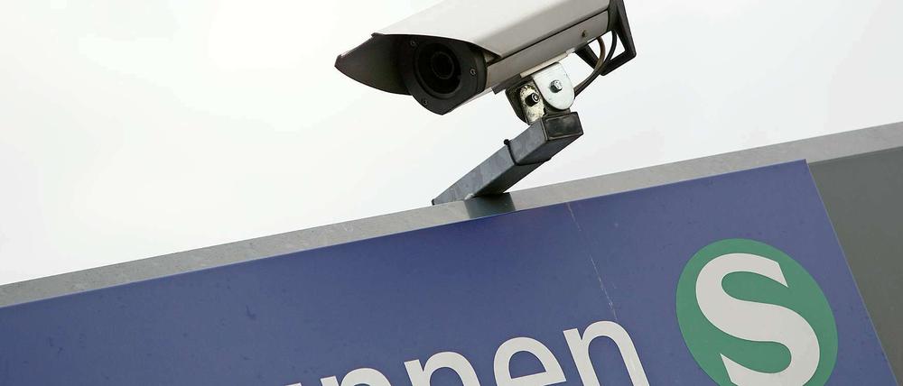 Der Senat will Kameras an allen Bahnhöfen, um Straftaten vorzubeugen.