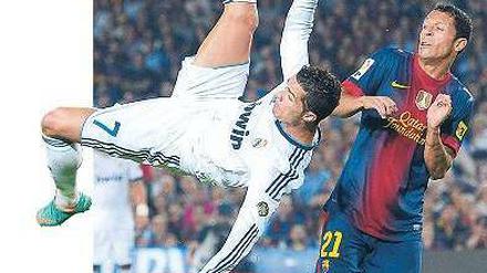Am Boden wie in der Luft. Cristiano Ronaldo (l.) überragte im Clasico. Foto: dapd