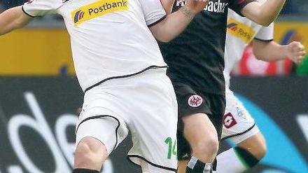 Ruhig Fuß. Thorben Marx (l.) stabilisiert Gladbachs Verteidigung.