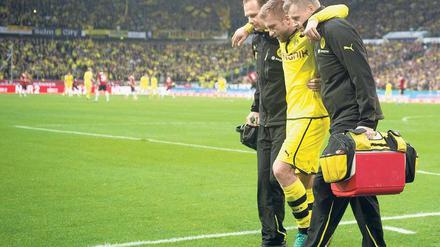 Am Stock gehen. Neben Mats Hummels und Sven Bender musste auch Dortmunds Jakub Blaszczykowski verletzungsbedingt ausgewechselt werden. Der Pole hatte Probleme mit dem Sprunggelenk und wird den Borussen voraussichtlich sechs Wochen fehlen. Foto: AFP