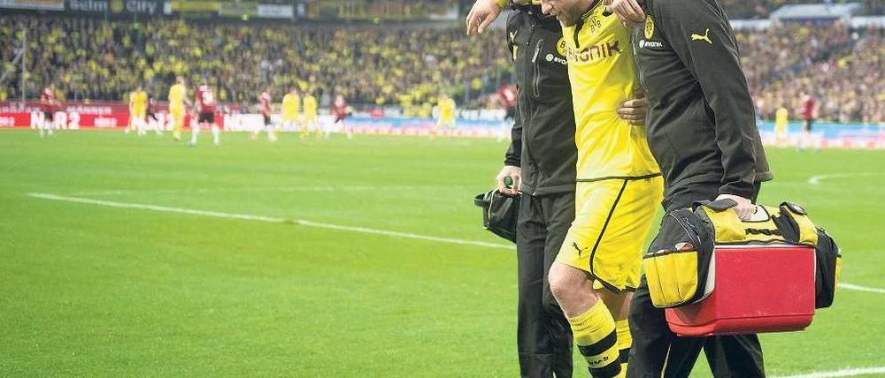 Am Stock gehen. Neben Mats Hummels und Sven Bender musste auch Dortmunds Jakub Blaszczykowski verletzungsbedingt ausgewechselt werden. Der Pole hatte Probleme mit dem Sprunggelenk und wird den Borussen voraussichtlich sechs Wochen fehlen. Foto: AFP