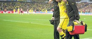 Am Stock gehen. Neben Mats Hummels und Sven Bender musste auch Dortmunds Jakub Blaszczykowski verletzungsbedingt ausgewechselt werden. Der Pole hatte Probleme mit dem Sprunggelenk und wird den Borussen voraussichtlich sechs Wochen fehlen. Foto: AFP