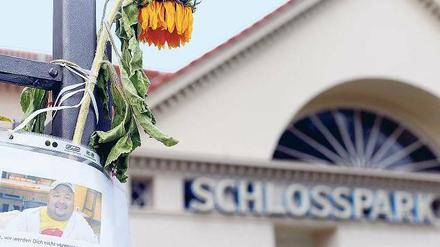 Gedenken in Steglitz. Dirk Bach hätte am Sonnabend im Schlossparktheater in der Premiere des Stücks „Der kleine König Dezember“ spielen sollen.