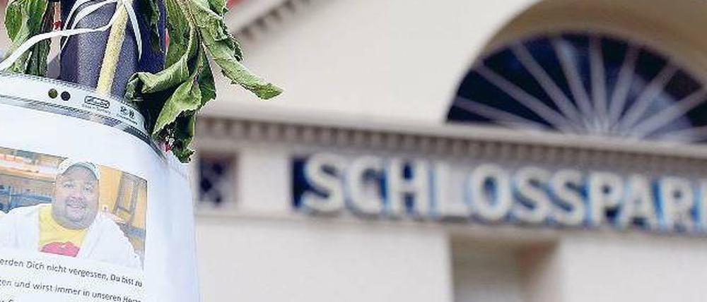 Gedenken in Steglitz. Dirk Bach hätte am Sonnabend im Schlossparktheater in der Premiere des Stücks „Der kleine König Dezember“ spielen sollen.