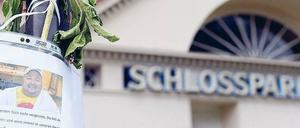Gedenken in Steglitz. Dirk Bach hätte am Sonnabend im Schlossparktheater in der Premiere des Stücks „Der kleine König Dezember“ spielen sollen.