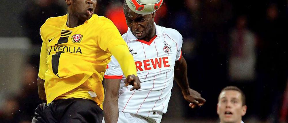 Im Rhein-Energie-Stadion: Kölns Anthony Ujah (M) köpft den Ball zum 1:1 ins Tor. Links Dresdens Mickael Pote.