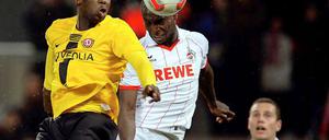 Im Rhein-Energie-Stadion: Kölns Anthony Ujah (M) köpft den Ball zum 1:1 ins Tor. Links Dresdens Mickael Pote.
