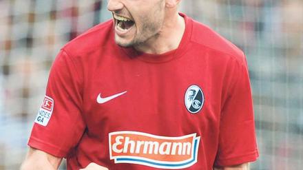 Vom Punkt erfolgreich. Daniel Caligiuri bejubelt sein spätes Elfmetertor. Foto: dpa