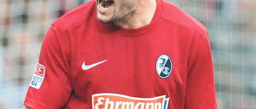 Vom Punkt erfolgreich. Daniel Caligiuri bejubelt sein spätes Elfmetertor. Foto: dpa