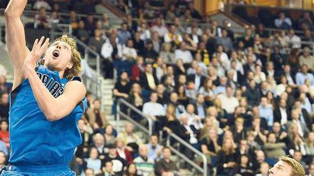 Huch, daneben. Dirk Nowitzki von den Dallas Mavericks hatte beim Spiel gegen Alba Berlin nicht seinen besten Tag und vergab selbst einfache Korbleger. Foto: AFP