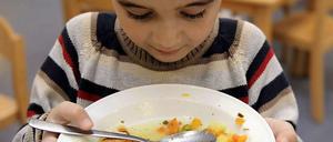 Hauptsache billig: Experten sind nicht überrascht, dass in Schulen und Kitas eher minderwertiges Essen ausgegeben wird.