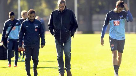 So richtig überzeugt wirkt Kevin Pezzoni (rechts), Neu-Berliner in spe, nach dem ersten Probetraining bei Hertha BSC noch nicht. Cheftrainer Jos Luhukay (vorn links) testet den Köln-Flüchtling, der zurzeit ohne Vertrag ist.
