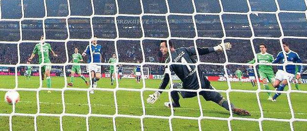 Das zweite Tor ist sein erstes. Der Schalker Neuzugang Ibrahim Afellay (rechts) erzielte das zwischenzeitliche 2:0 gegen Wolfsburgs Torwart Diego Benaglio und durfte damit seinen ersten Bundesliga-Treffer feiern. Foto: dpa