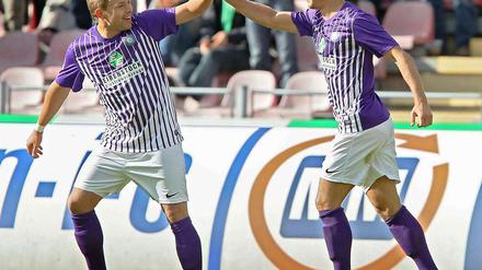 Aues Guido Kocher (l.) und Jakub Sylvestr klatschen nach dem Treffer zur zwischenzeitlichen 2:0-Führung ab.