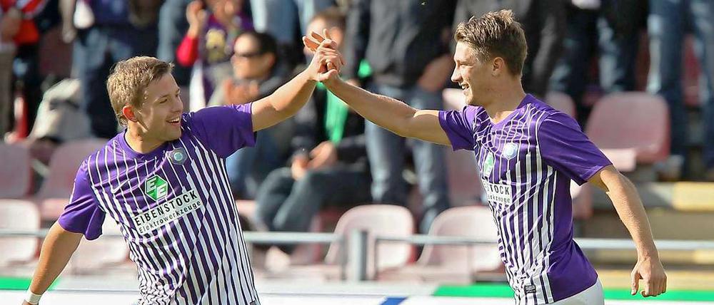 Aues Guido Kocher (l.) und Jakub Sylvestr klatschen nach dem Treffer zur zwischenzeitlichen 2:0-Führung ab.
