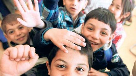 Gute Vorbilder gesucht. Die Zahl von Schülern mit Migrationshintergrund wächst. Doch jetzt hat die neue Grundschulstudie gezeigt, dass die Schulen ihnen häufig nicht gerecht werden. Viele Initiativen werben darum, dass mehr Migranten Lehrer werden. 